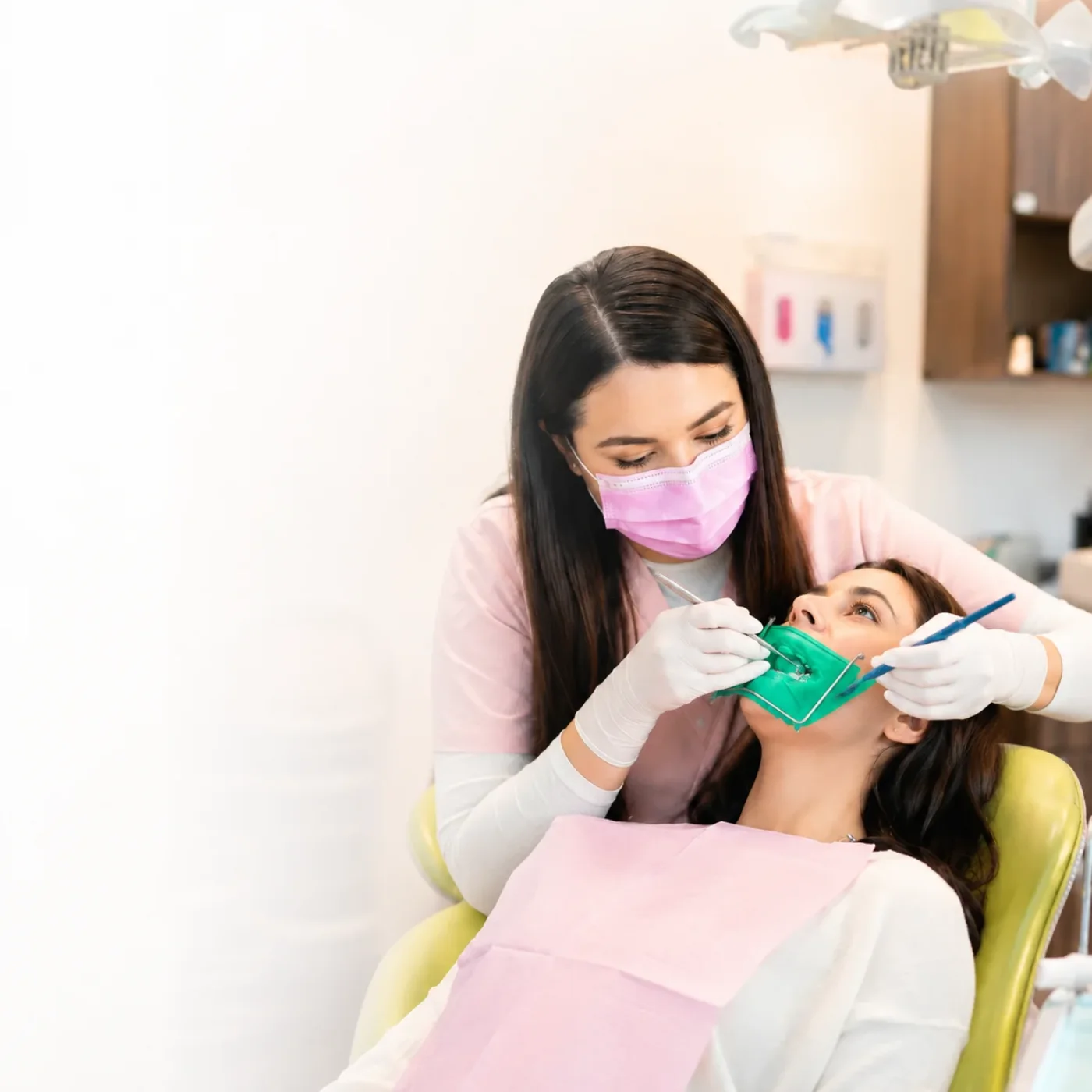 Endodoncia en Tijuana - Especialista realizando tratamiento de conductos