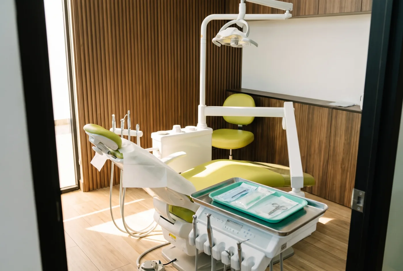 Consultorio de Dentalist preparado para un tratamiento de endodoncia
