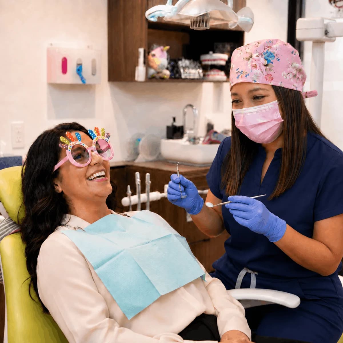 Paciente adulta en revisión dental durante un Checkup 360 en Dentalist Tijuana